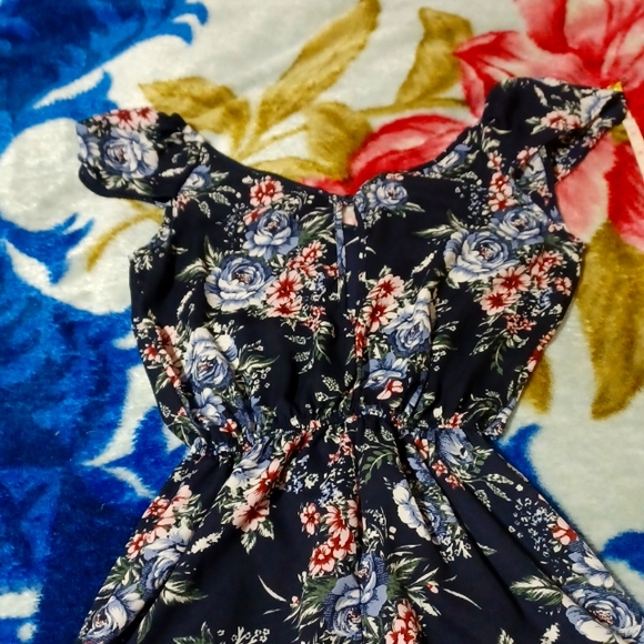 Adorable Blue Floral Romper xs - Picture 5 of 5